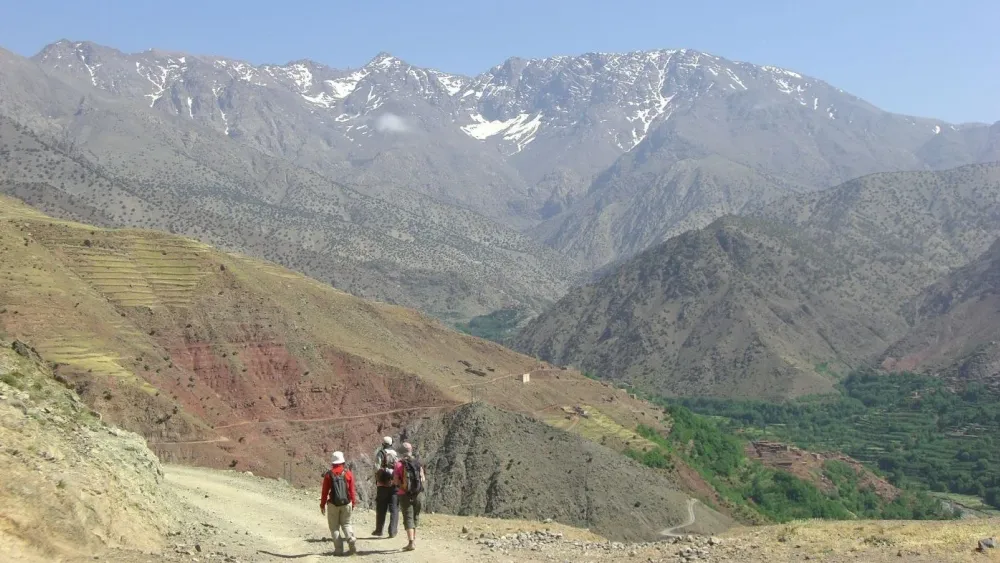 La marche d'accès au Mont Toubkal au milieu des paysages de l'Atlas