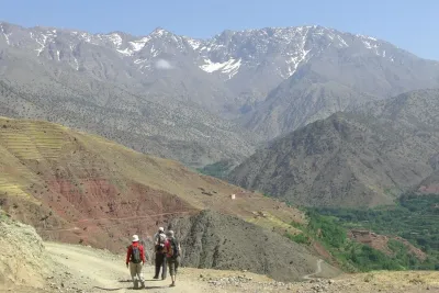 La marche d'accès au Mont Toubkal au milieu des paysages de l'Atlas