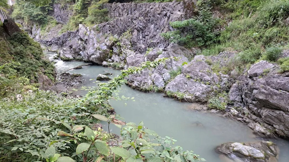 Les gorges de hatonosu vues du sentier de randonnée longeant la rivière